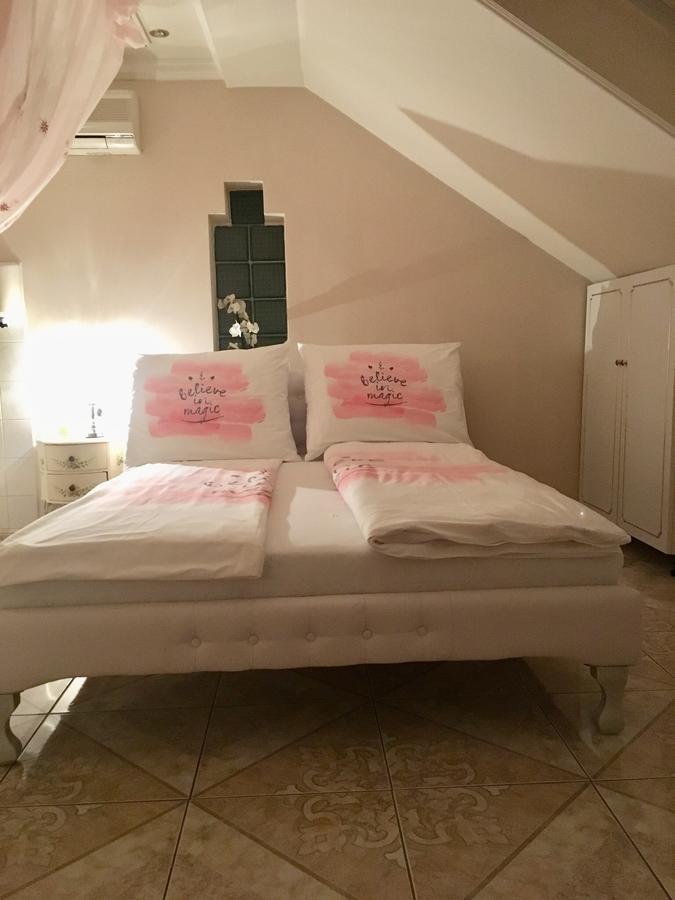 Ádám Apartmanház Apartment Szeged Ngoại thất bức ảnh